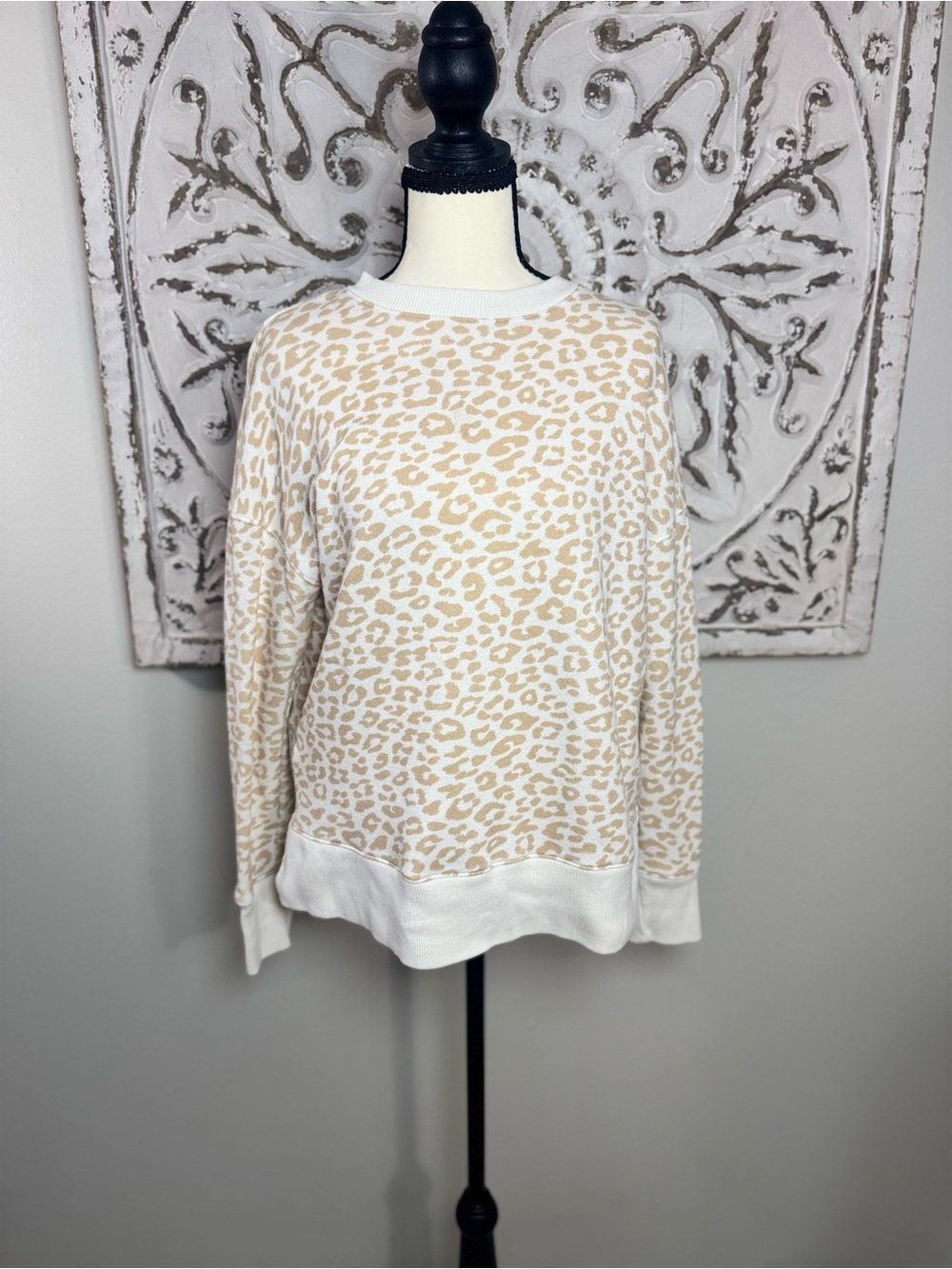 Time and Tru Small 4-6 Cream Tan Leopard Print Sweatshirt High Low Hem